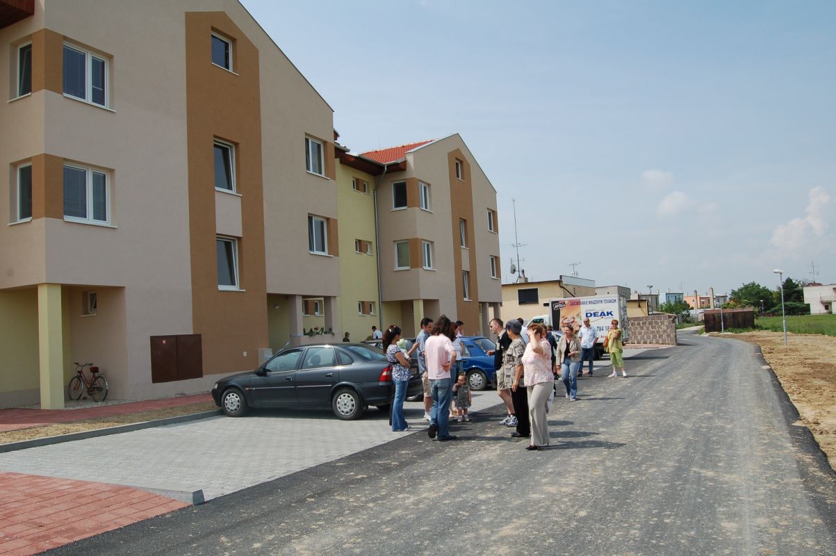 Fotogaléria Odovzdanie 12 bytových jednotiek A-B v roku 2007 (10) Odovzdanie 12 bytových jednotiek A-B v roku 2007